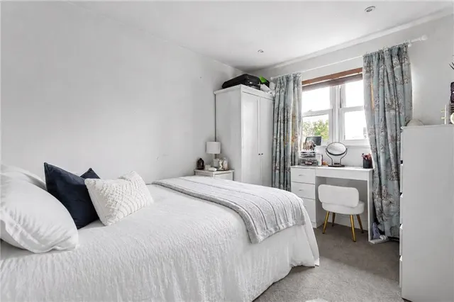 Whistlers Avenue, London, Morgans Walk, Battersea Church Road, SW11, photo 1