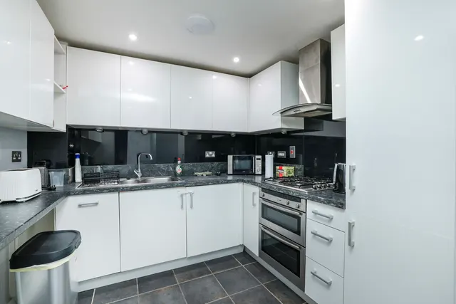 Kingsend Fees Apply, HA4, photo 2