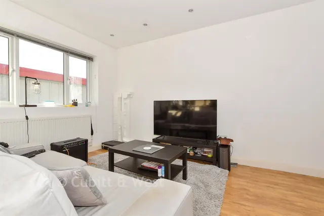 Gatwick Road, Crawley, RH10, photo 3