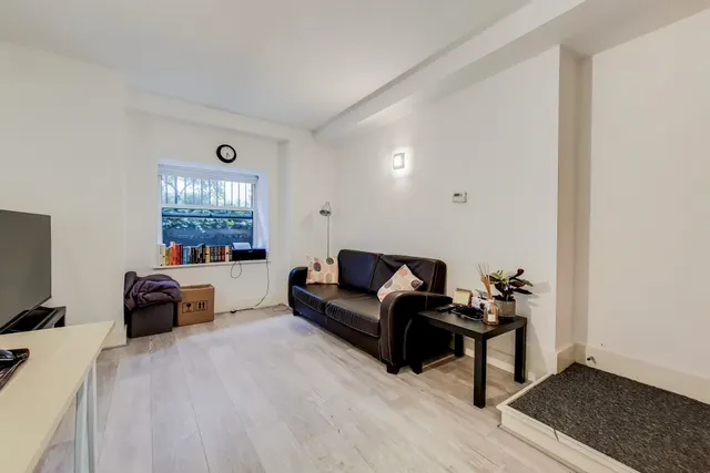 Photo 2 — Flat 27 Building 22, Cadogan Road, London