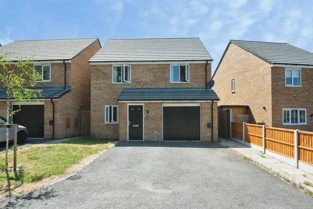 Brickworks Avenue, Kingswinford, photo 1