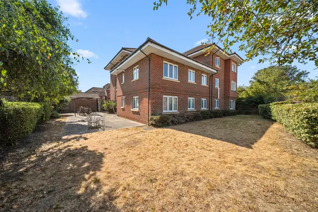 Lansdown Close, Walton-On-Thames KT12 3NN, photo 1