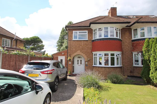 Crathie Road, London, photo 1