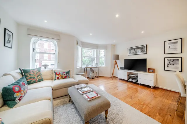 Wendle Square, Battersea, SW11, photo 1