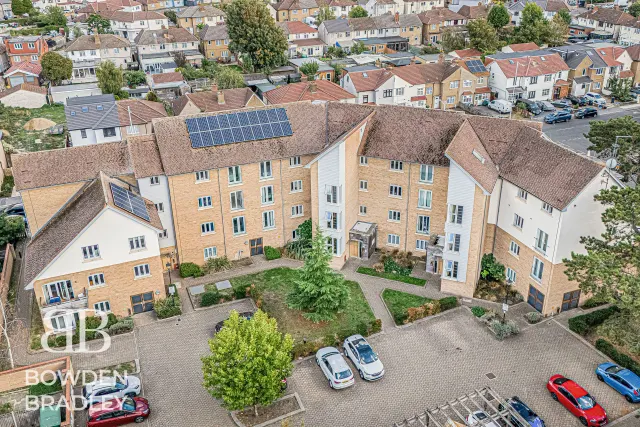 New Mossford Way, Barkingside, IG6, photo 1
