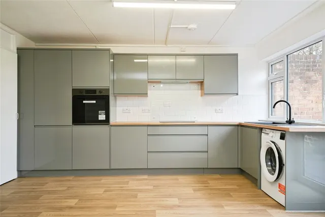 Photo 2 — Columbia Close, Gloucester, Gloucestershire, GL1