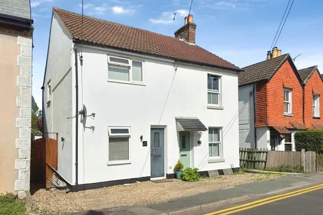 St. Georges Road, Badshot Lea, Farnham, Surrey, GU9 9LX, photo 1