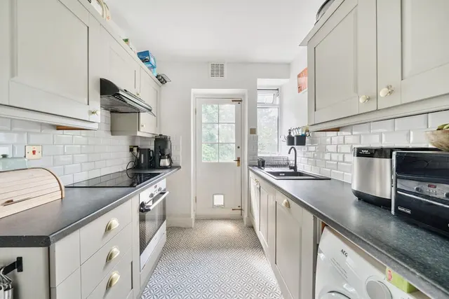 Warwick Road, London, N11, photo 2