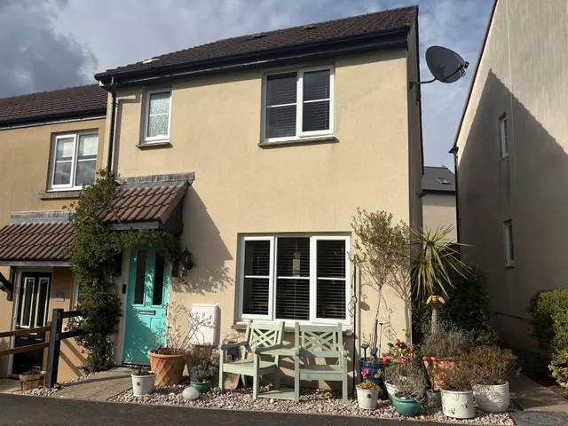 3 bedroom house — Three Acre Close, Axminster