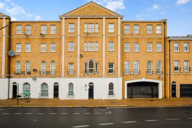 22 Sophia Square, London, photo 1
