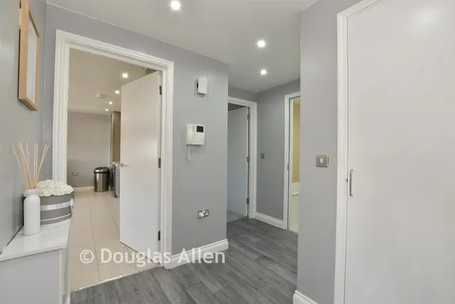 Churchill Avenue, Basildon, SS14, photo 3