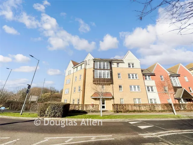 Churchill Avenue, Basildon, SS14, photo 1