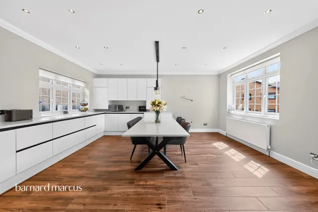 Bawtry Road, London, N20, photo 2