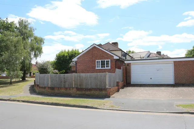 Warenne Road, Fetcham, KT22, photo 2