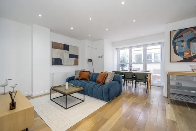 Photo 3 — Mount Park Crescent, Ealing, W5