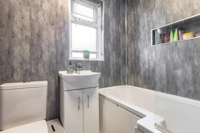 Glenluce Drive, Preston, PR1, photo 3