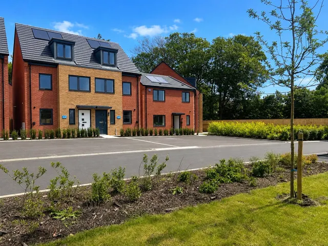 6 Vick Close, Gloucestershire, Stonehouse Court, GL10 3RB, photo 1