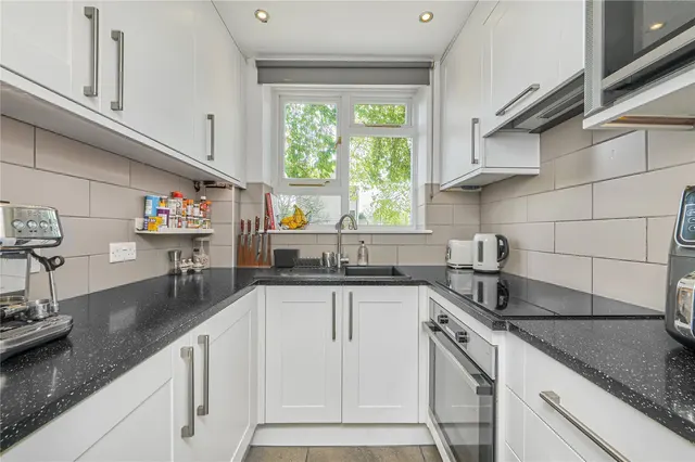 Photo 3 — Larkhall Rise, London, SW4
