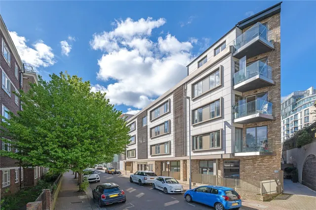 Photo 2 — Woodlands Way, Putney, London, SW15