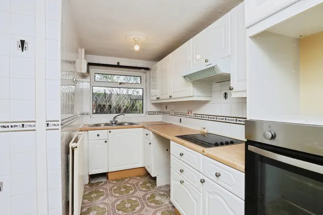 Photo 3 — Erskine View, Sheffield, S2