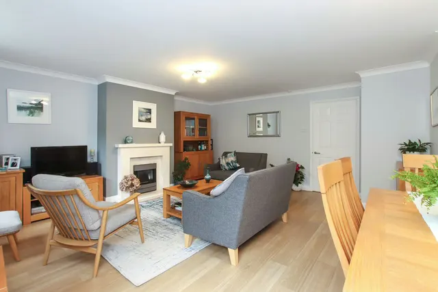 Photo 2 — Dunsley Place, Tring, Hertfordshire, HP23 6JL