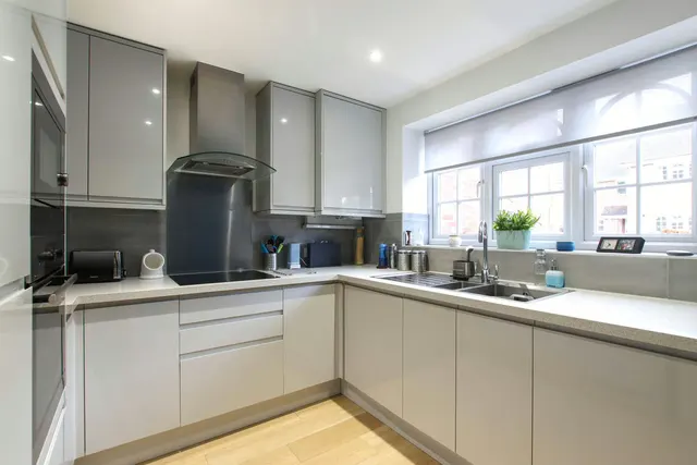 Photo 3 — Dunsley Place, Tring, Hertfordshire, HP23 6JL