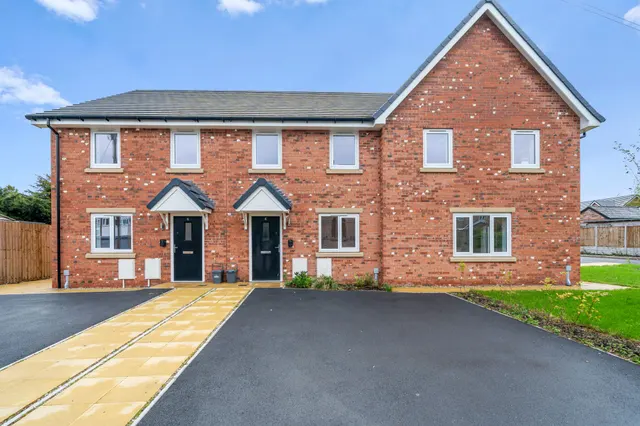 Halis Court, Hale Village, L24, photo 1