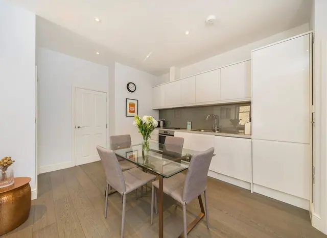 Photo 3 — Prince Of Wales Drive, Battersea, SW11