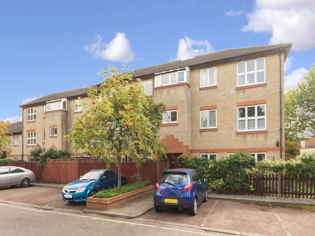 Photo 2 — Ivybridge Close, Twickenham, TW1