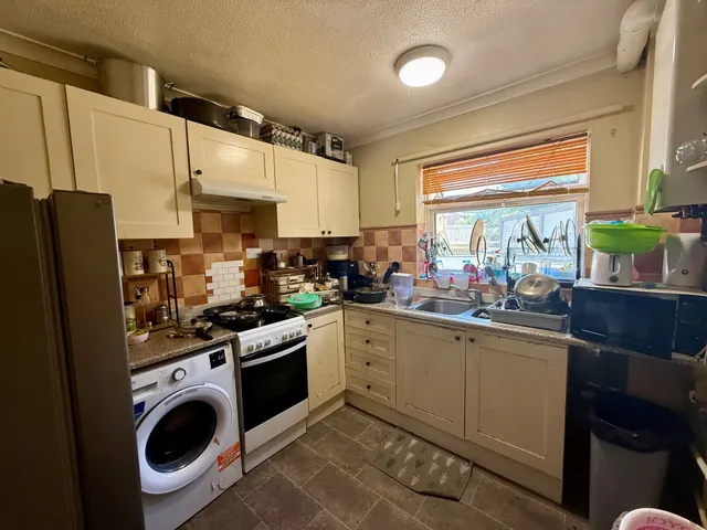 Photo 3 — Hillmead, CRAWLEY