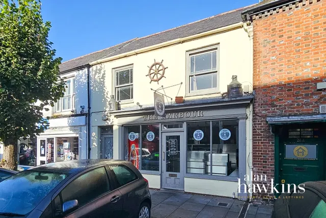 High Street, Royal Wootton Bassett, SN4, photo 1