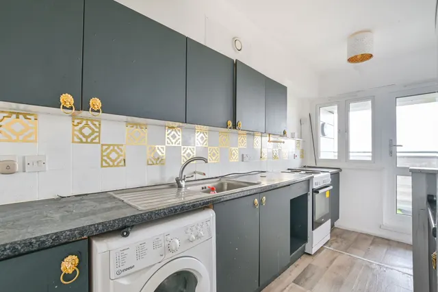 Photo 3 — 38 Hazlewood Tower, Golborne Gardens, London