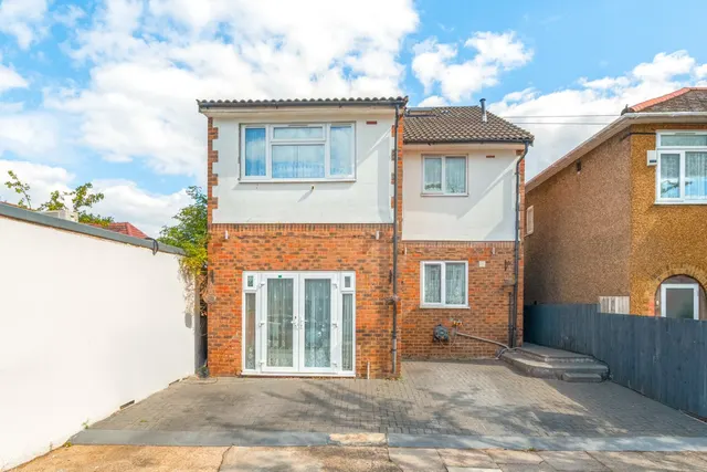 Mount Avenue , Southall, photo 1