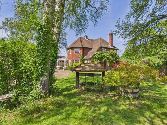 Farnham Road, Hook, RG29, photo 1