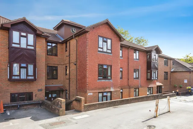 Worplesdon Road, Guildford, GU2, photo 1