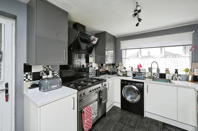 Buckingham Close, Kirkby-in-Ashfield, NG17, photo 2