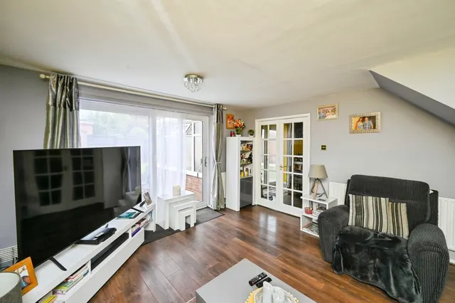 Buckingham Close, Kirkby-in-Ashfield, NG17, photo 3