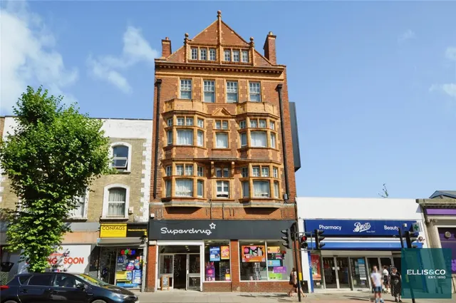 High Road, North Finchley, N12, photo 1