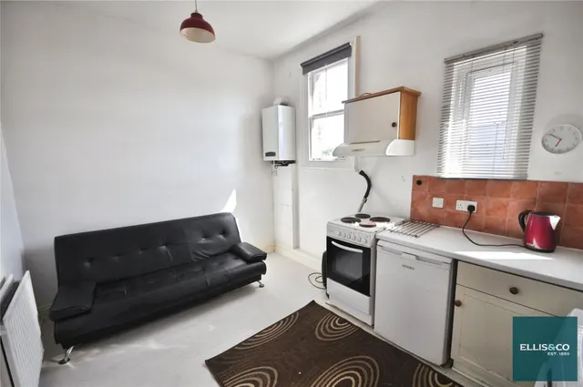 High Road, North Finchley, N12, photo 2