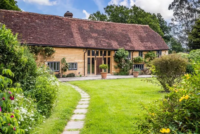 Billingshurst, RH14, photo 1