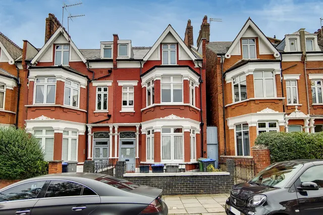 Hoveden Road, London, photo 1