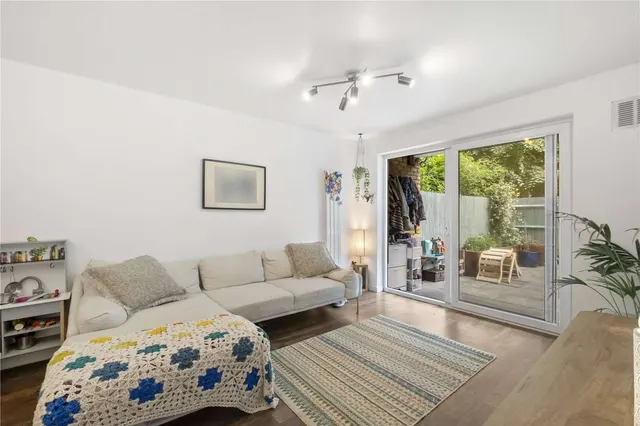 East Hill, London, SW18 2HH, photo 1