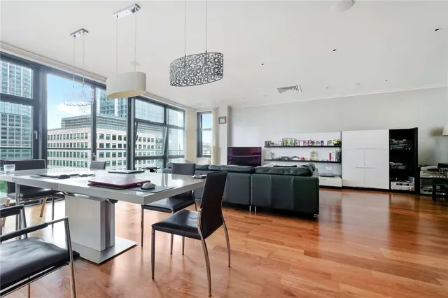 South Quay Square, London, E14 9LT, photo 1