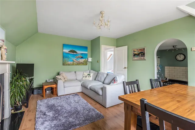 Photo 2 — Wellington Road, Hampton Hill, TW12 1JY