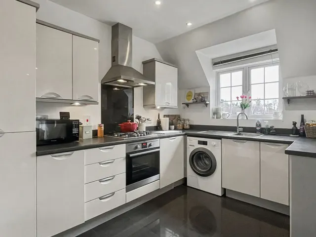 Photo 3 — Grange Drive, High Wycombe HP13 5GQ