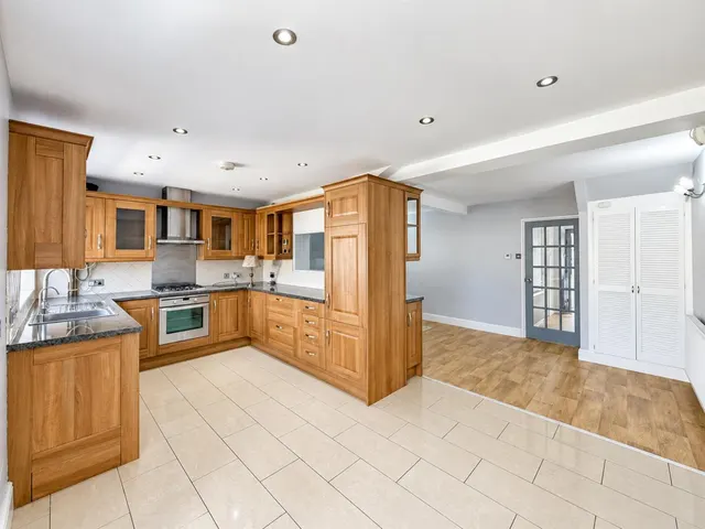 Terraced For SaleField Close, Cranford, TW4, photo 2