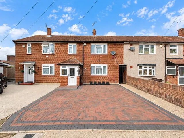 Terraced For SaleField Close, Cranford, TW4, photo 1