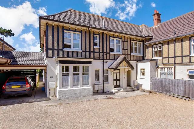 Southdown Road, Freshwater, PO40, photo 1