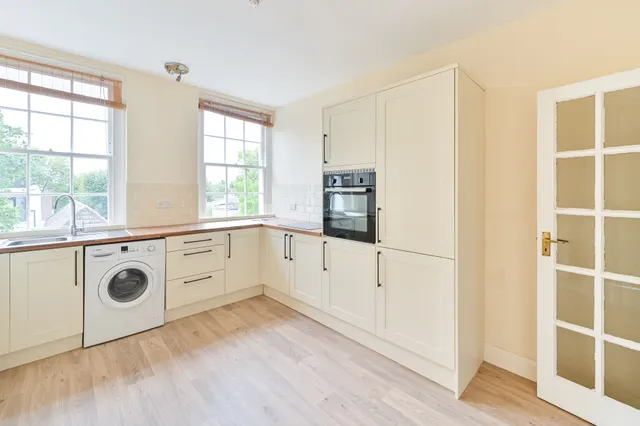 Photo 2 — Flat 8, 184 Camberwell Grove, London