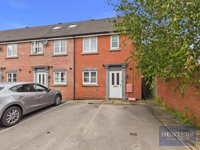 3 bedroom house — Kingfisher Drive, Cheltenham, GL51 0WN